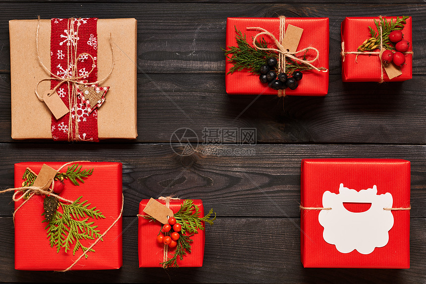 创造地包装装饰诞礼物盒子黑暗的木制背景顶部的视图平躺图片