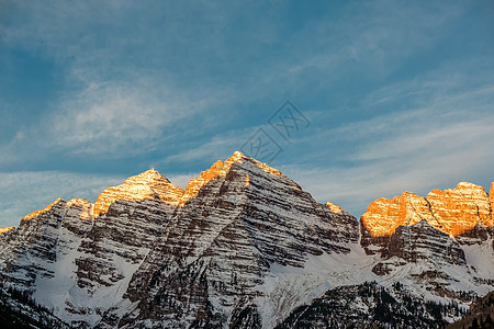 科罗拉多,美国日出时,雪中的栗色铃铛山图片