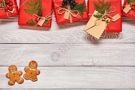 手工饼干创造地包装装饰诞礼物盒子上的白色木制背景顶部的视图背景