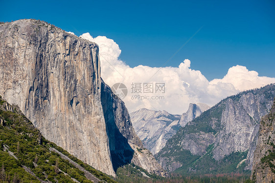 隧道的角度看约塞米蒂公园山谷夏季景观加州,美国图片