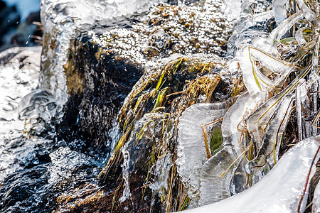 木线上的冰柱秋天靠近天空池塘时瀑布美国科罗拉多州洛基山公园图片