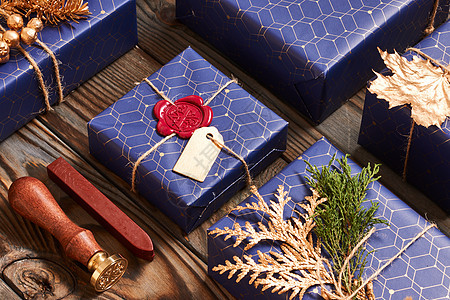 创造地包装装饰诞礼物木制背景的盒子里平躺图片