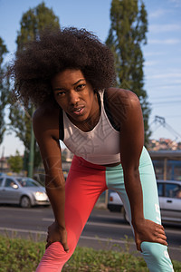 位轻的非裔美国女孩的肖像,城市街道上奔跑着美丽的夏日早晨图片