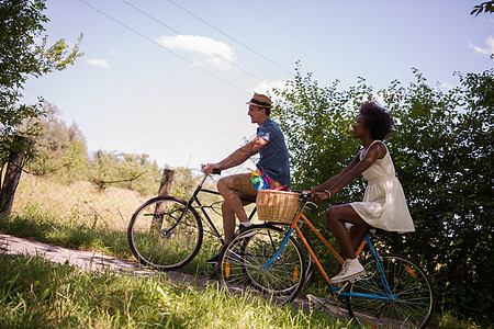 个轻人个美丽的非裔美国女孩阳光明媚的夏天大自然中享受自行车骑行图片