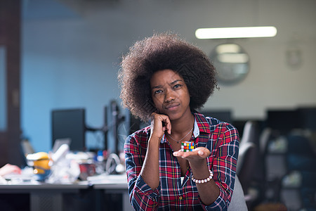 轻的黑人妇女她的工作场所现代办公室放松工作笔记本电脑图片