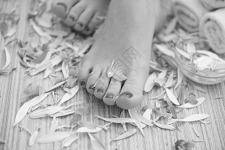 水疗沙龙的个女脚的特写照片,修脚指甲的过程中图片