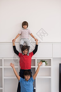 快乐的小男孩玩得开心,摆姿势排队新的现代家庭高清图片