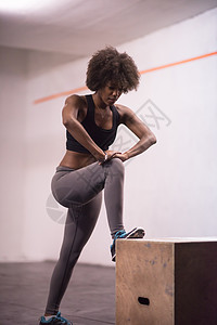 适合轻的非裔美国妇女正准备个交叉健身风格的健身房跳箱女运动员正健身房表演跳箱图片