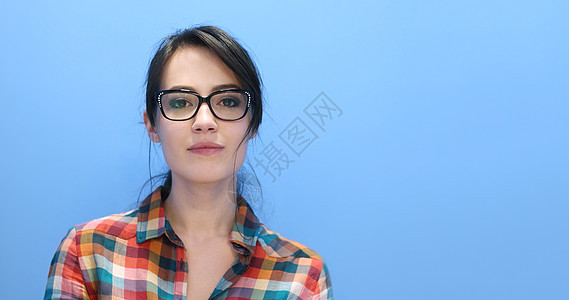 迷人的轻女人戴着五颜六色的眼镜图片