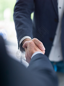 商业伙伴现代办公楼的会议上握手图片