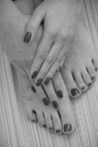 水疗沙龙的脚手的特写照片,修脚指甲过程中图片