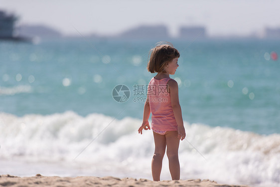 快乐的小女孩海边夏天可爱的小女孩海滩暑假快乐的婴儿海边海边图片