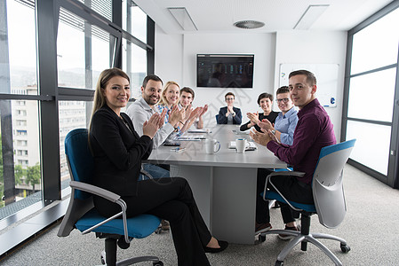 现代创业办公室的业务队会议新业务计划的指导图片
