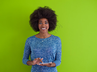 轻快乐的非裔美国妇女用数字平板电脑隔离绿色背景上图片