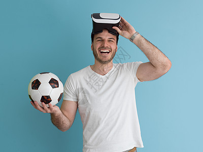 快乐的男人获得用虚拟现实的VR耳机眼镜的经验,孤立蓝色背景上图片