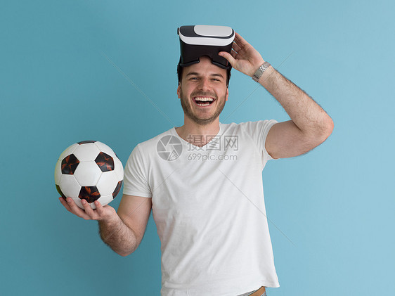 快乐的男人获得用虚拟现实的VR耳机眼镜的经验,孤立蓝色背景上图片