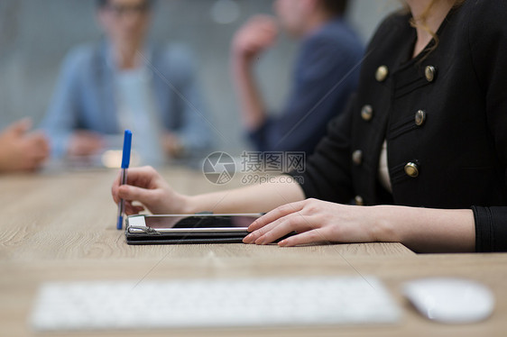 轻的女商人用笔特写镜头的手图片