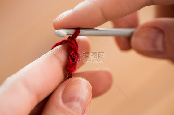人与针线用钩针钩红纱编的手用钩针钩编的手图片