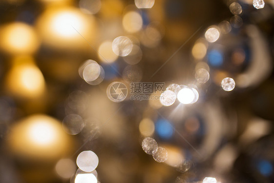 假日,豪华背景模糊的黄金诞装饰花环的珠子球图片