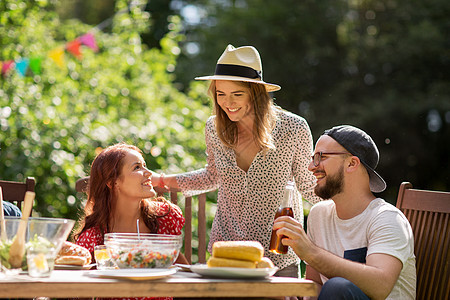 休闲,假期,交流,人快乐的朋友夏季花园聚会上吃晚饭图片
