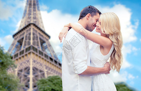 旅行,旅游,人,爱约会的幸福的夫妇拥抱埃菲尔铁塔巴黎的背景图片