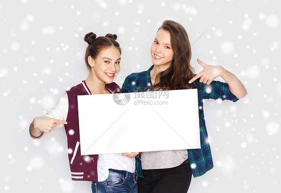 冬天,诞节,人们,广告假期的快乐的微笑,漂亮的十几岁的女孩朋友抱着指指白色的空白板灰色的背景雪图片