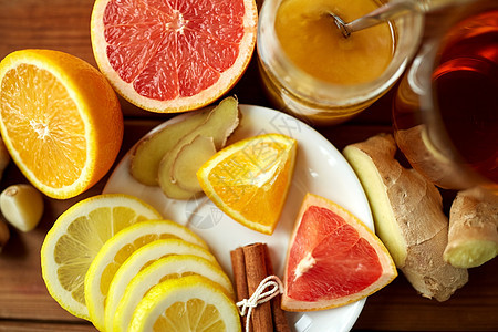 健康,传统医学,民间补救民族科学杯姜茶与蜂蜜,柑橘大蒜木制背景图片