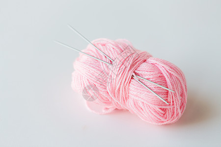 手工艺针线活针针粉红色纱线白色上的球针针粉红色纱线球图片