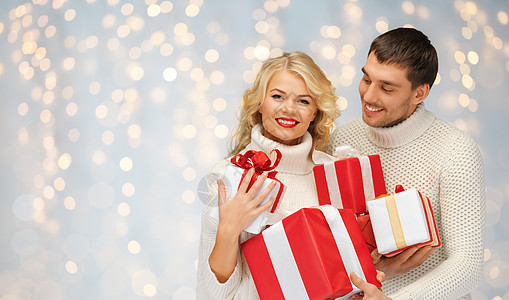 诞节,假日,情人节,庆祝人们的微笑的男人女人与礼物灯光背景图片