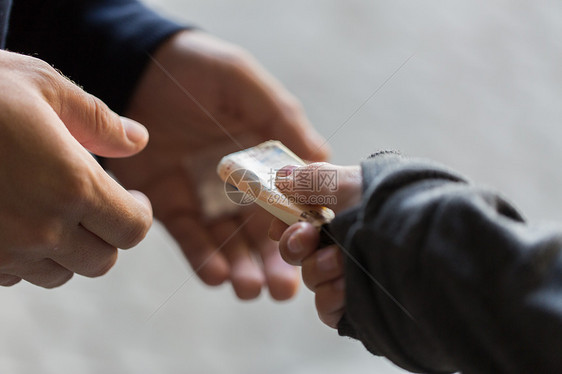 贩,犯罪,成瘾销售密切成瘾者与金钱购买剂量经销商街上图片