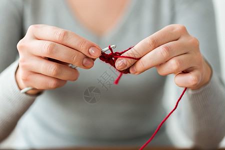 人们针线活的女人手编钩针钩红纱女人用钩针钩红纱编图片