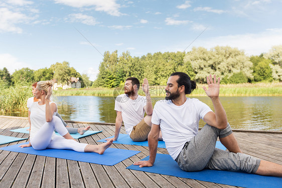 瑜伽,健身,运动健康的生活方式群人坐半的鱼主户外的垫子上,河流湖泊泊位图片