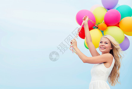 暑假,庆祝生活方式的美丽的女人与彩色气球外图片