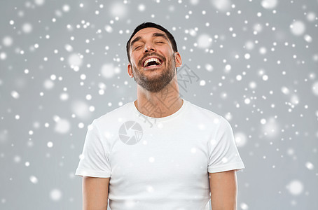 情感,冬天,诞节人们的笑的人雪地上灰色的背景图片