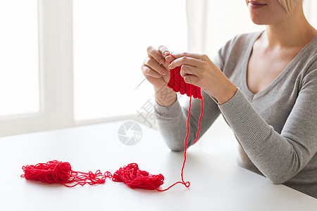 人们针线活的女人用针红纱编的手女人用针纱线编图片