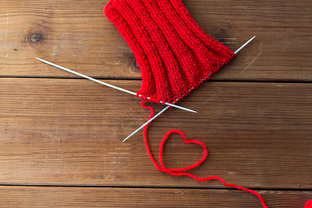 手工艺,爱,情人节针线手工编项目与编针线木材上的心形图片