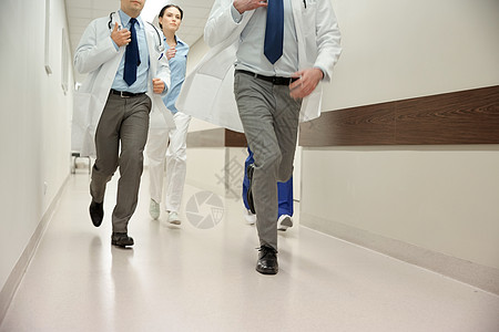 医疗保健,人医学医生医生沿医院走廊运行图片