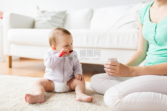 家庭,食物,孩子,喂养父母的母亲婴儿用勺子吃纯净的罐子家里图片