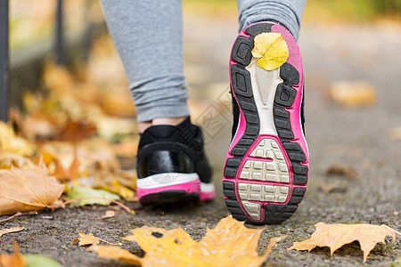 健身,运动,人,鞋类健康的生活方式接近轻妇女秋季公园跑运动鞋图片