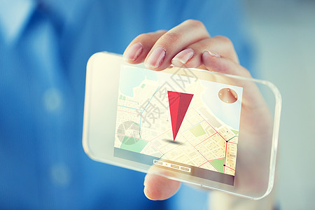 商业,技术,导航人的女手握GPS导航透明的智能手机屏幕图片