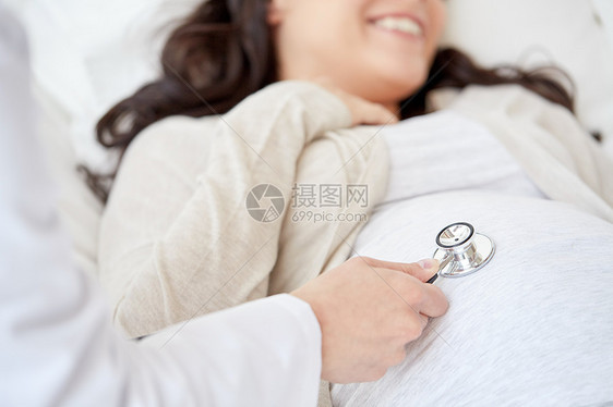 怀孕,医学,保健人的密切产科医生与听诊器听孕妇婴儿心跳医院图片