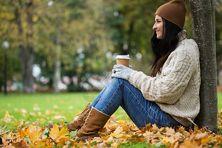 季节,技术人的接近快乐的轻女人喝咖啡纸杯秋季公园图片