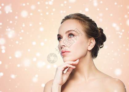 美丽,人,冬天健康的美丽的轻女人触摸她的脸米色背景雪图片