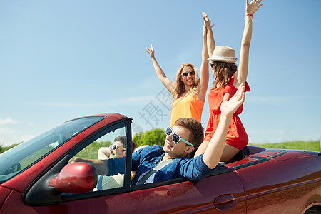 休闲,公路旅行,旅行人们的快乐的朋友驾驶敞篷车乡村挥手图片