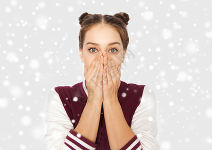 冬天,诞节,人,情感青少害怕灰色背景雪的十几岁女孩图片