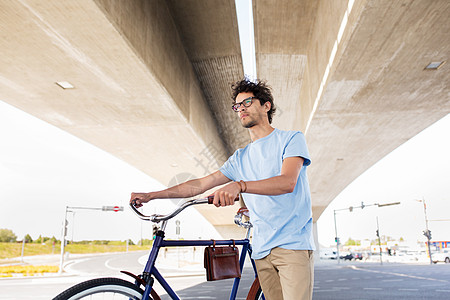 人,风格,休闲生活方式时尚男子与固定齿轮自行车城市桥下图片