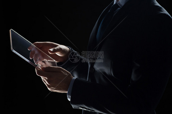商业,人未来的技术商人的手与透明平板电脑电脑的黑色图片