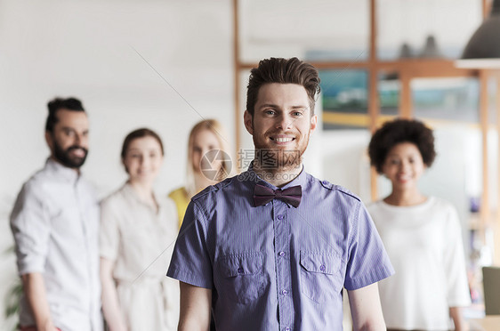 商业,创业,人队合作的快乐的轻人留着胡须,办公室里与创意队打着领结图片
