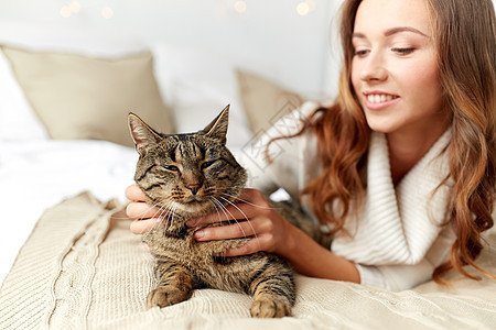 宠物,舒适,休息人的快乐的轻女人猫躺床上家图片