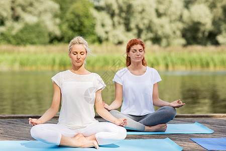健身,运动,瑜伽健康的生活方式妇女冥想莲花姿势河流湖泊泊位图片